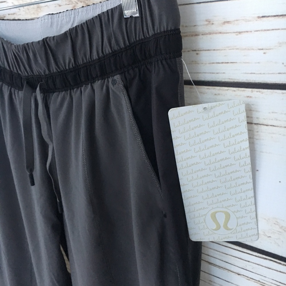 NWT lululemon pants Sz 6 • Gray & White